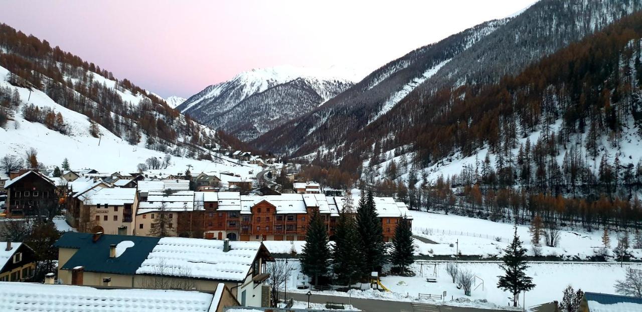 Le Du Queyras Avec Vue Sur La Montagne Abries